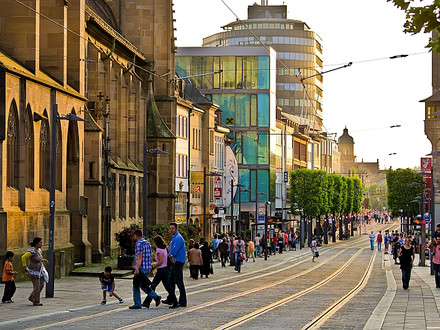 Das Bild zeigt die Kaiserstraße in Heilbronn im Bereich Kilianskirche mit vielen Fußgängern.