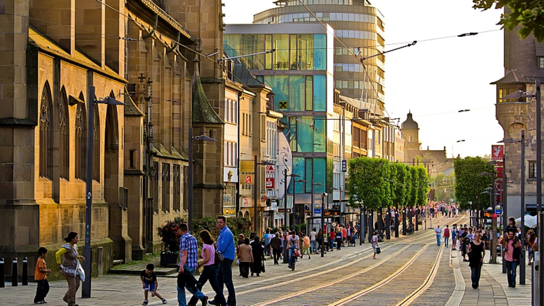 Das Bild zeigt die Kaiserstraße in Heilbronn im Bereich Kilianskirche mit vielen Fußgängern.