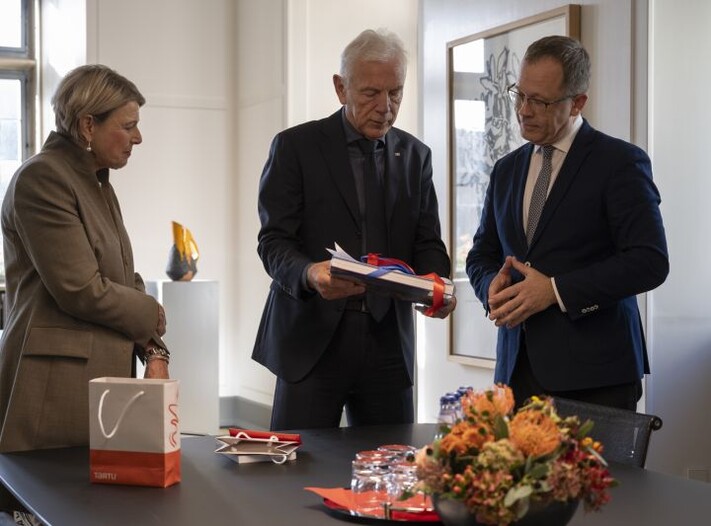 Das Bild zeigt Bürgermeisterin Agnes Christner, Oberbürgermeister Harry Mergel und Bürgermeister Urmas Klaas beim Treffen im Heilbronner OB-Amtszimmer. Foto: Stadtarchiv Heilbronn/Justin Kühner