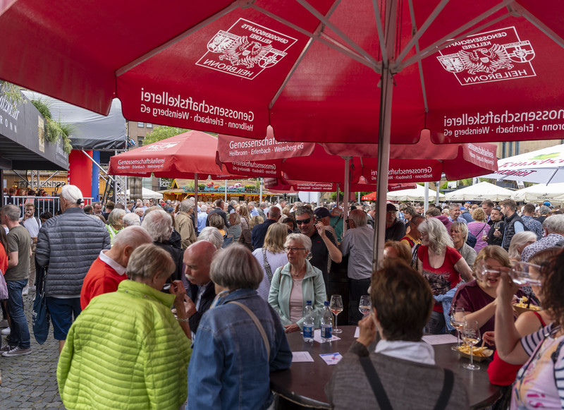 Das Bild zeigt Weindorf-Gäste auf dem Marktplatz.