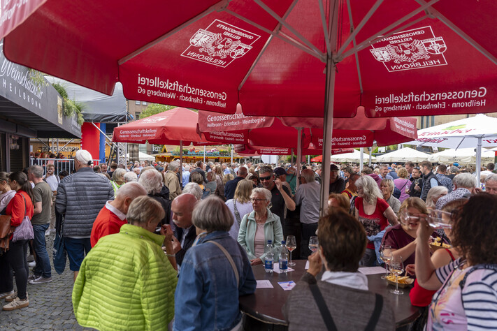 Das Bild zeigt Weindorf-Gäste auf dem Marktplatz.