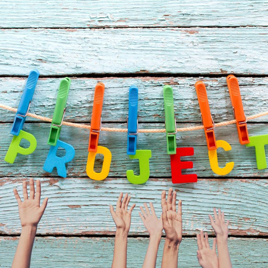Man sieht das englische Wort "Project" und erhobene Hände