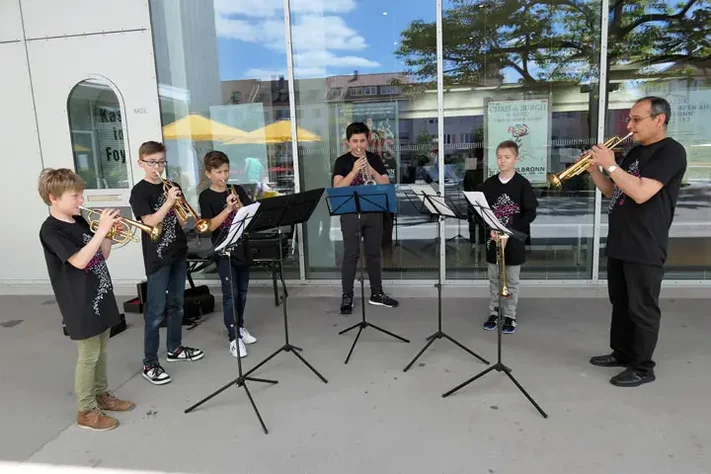 Trompetenschüler vor der Harmonie