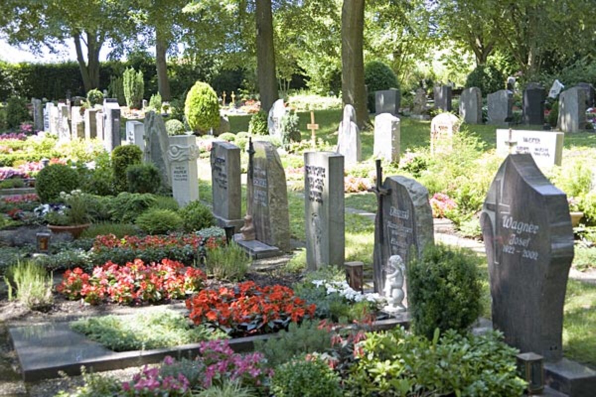 Gräberreihe auf dem Friedhof Biberach