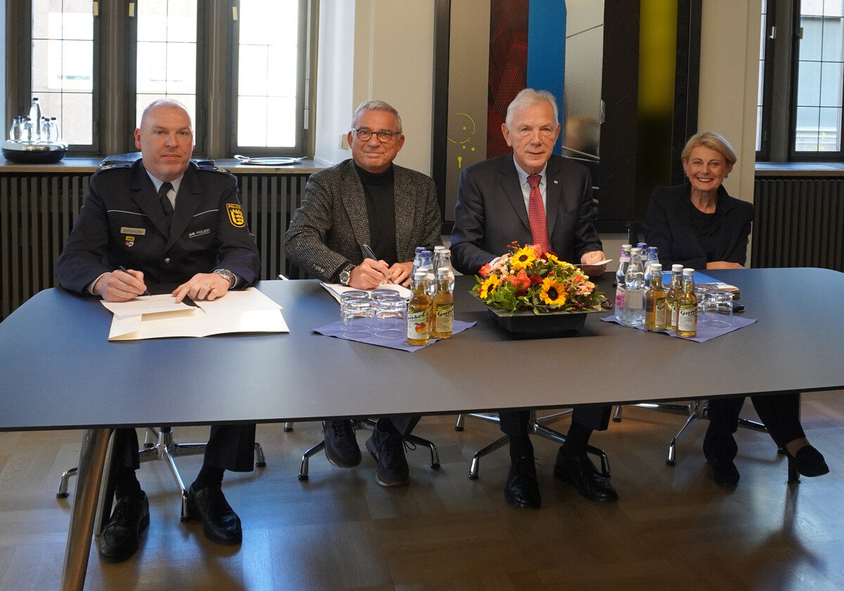 Bild aller Beteiligten beim Sicherheitsgespräch: Stellvertretender Ministerpräsident und Innenminister Thomas Strobl (Mitte), Oberbürgermeister Harry Mergel (rechts) und Polizeipräsident Frank Spitzmüller (links) unterzeichnen die Kooperation "Sicheres Heilbronn" im Beisein von Bürgermeisterin Agnes Christner.