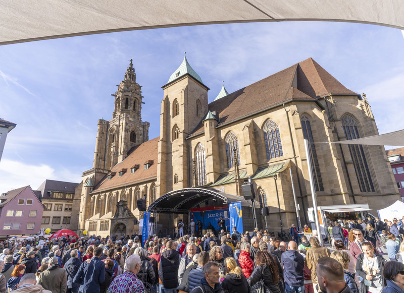 Das Bild zeigt Kiliansplatz und Kilianskirche mit vielen Gästen bei der Veranstaltung Jazz & Einkauf. 