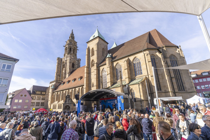 Das Bild zeigt Kiliansplatz und Kilianskirche mit vielen Gästen bei der Veranstaltung Jazz & Einkauf. 