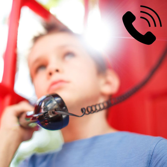 Man sieht ein Kind, das telefoniert