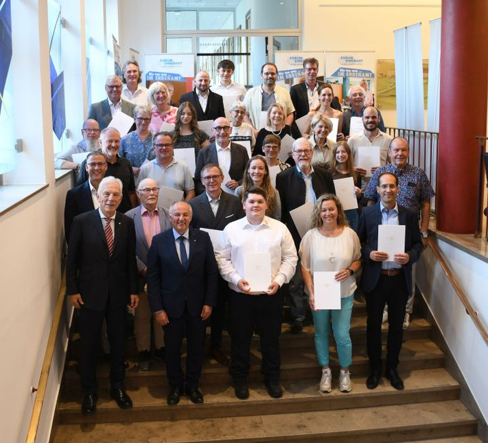 Gruppenbild mit den ausgezeichneten Bürgerinnen und Bürgern, die sich im Ehrenamt in besonderer Weise engagieren. (Foto: Stadt Heilbronn)