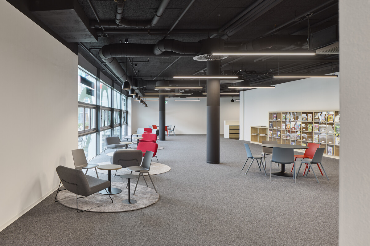 Innenraum der Stadtbibliothek mit Arbeitsbereichen