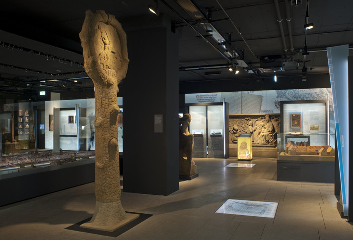 Das Bild zeigt die Ausstellungsräume im Haus der Stadtgeschichte mit den vielen historischen Exponaten. 