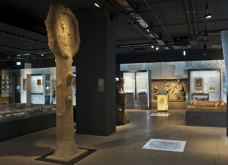 Das Bild zeigt die Ausstellungsräume im Haus der Stadtgeschichte mit den vielen historischen Exponaten. 