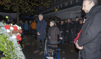 Das Bild zeigt Menschen beim Gedenken an die Reichspogromnacht im Vorjahr am Gedenkstein an der Allee. 