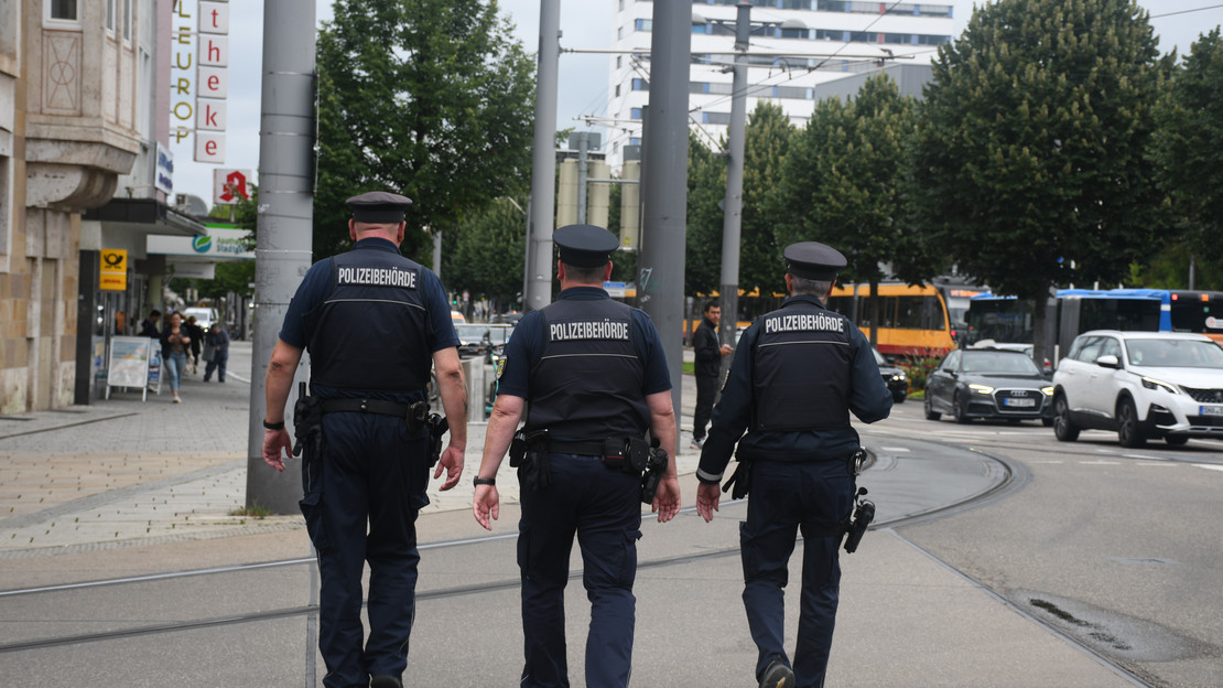 Man sieht drei Mitarbeiter des Kommunalen Ordnungsdienstes der Stadt Heilbronn auf Streife an der Allee.
