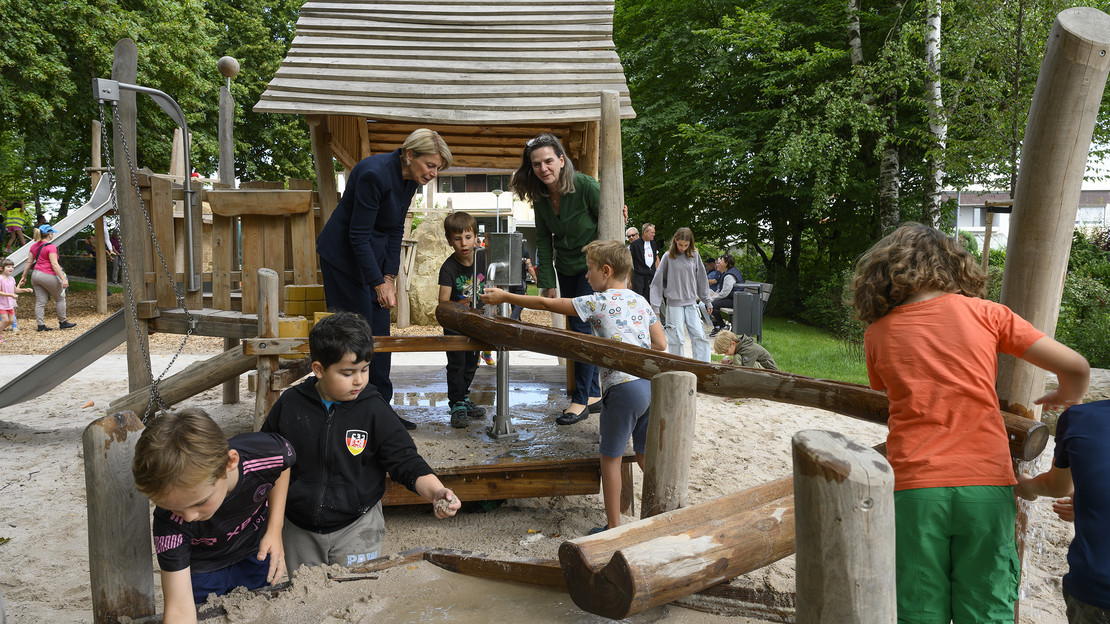 Bürgermeisterin Agnes Christner und Cornelia Lutz, Abteilungsleistung für Planung und Neubau im Grünflächenamt, beim Spielen an der Wasserstation. Foto: Stadtarchiv Heilbronn/B. Kimmerle