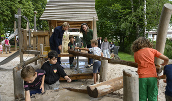 Bürgermeisterin Agnes Christner und Cornelia Lutz, Abteilungsleistung für Planung und Neubau im Grünflächenamt, beim Spielen an der Wasserstation. Foto: Stadtarchiv Heilbronn/B. Kimmerle