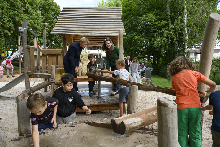 Bürgermeisterin Agnes Christner und Cornelia Lutz, Abteilungsleistung für Planung und Neubau im Grünflächenamt, beim Spielen an der Wasserstation. Foto: Stadtarchiv Heilbronn/B. Kimmerle