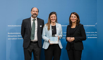 Auszeichnung der Stadt Heilbronn als „Aufsteiger des Jahres“, v.l.n.r.: Marc Gebauer (Sprecher der Initiative Pro Recyclingpapier), Dr. Julia Hufnagel (Nachhaltigkeitsbeauftragte der Stadt Heilbronn), Parlamentarische Staatssekretärin Rita Schwarzelühr-Sutter © BMUKN/Sascha Hilgers