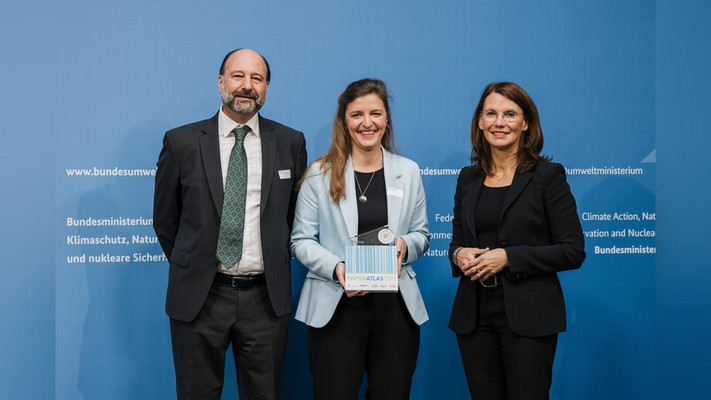 Auszeichnung der Stadt Heilbronn als „Aufsteiger des Jahres“, v.l.n.r.: Marc Gebauer (Sprecher der Initiative Pro Recyclingpapier), Dr. Julia Hufnagel (Nachhaltigkeitsbeauftragte der Stadt Heilbronn), Parlamentarische Staatssekretärin Rita Schwarzelühr-Sutter © BMUKN/Sascha Hilgers