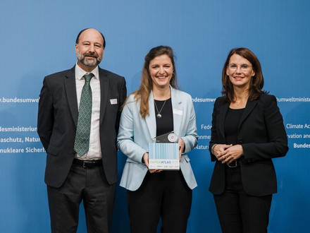 Auszeichnung der Stadt Heilbronn als „Aufsteiger des Jahres“, v.l.n.r.: Marc Gebauer (Sprecher der Initiative Pro Recyclingpapier), Dr. Julia Hufnagel (Nachhaltigkeitsbeauftragte der Stadt Heilbronn), Parlamentarische Staatssekretärin Rita Schwarzelühr-Sutter © BMUKN/Sascha Hilgers