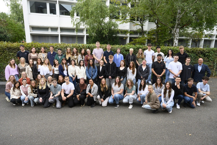 Die neuen Azubis der Heilbronner Stadtverwaltung mit Tilo Schilling (mittlere Reihe, rechts), Leiter des Personal- und Organisationsamt (Foto: Stadtarchiv Heilbronn/ B. Kimmerle)