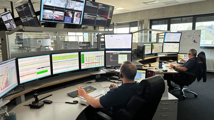 Das Bild zeigt die Arbeitsplätze mit den großen Bildschirmen der Integrierten Leitstelle auf dem Gelände der Hauptfeuerwache in Heilbronn. Hier bearbeiten Feuerwehr und Rettungsdienst die eingehenden Notrufe.