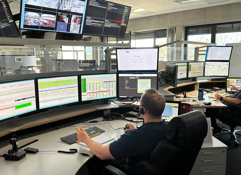Das Bild zeigt die Arbeitsplätze mit den großen Bildschirmen der Integrierten Leitstelle auf dem Gelände der Hauptfeuerwache in Heilbronn. Hier bearbeiten Feuerwehr und Rettungsdienst die eingehenden Notrufe.