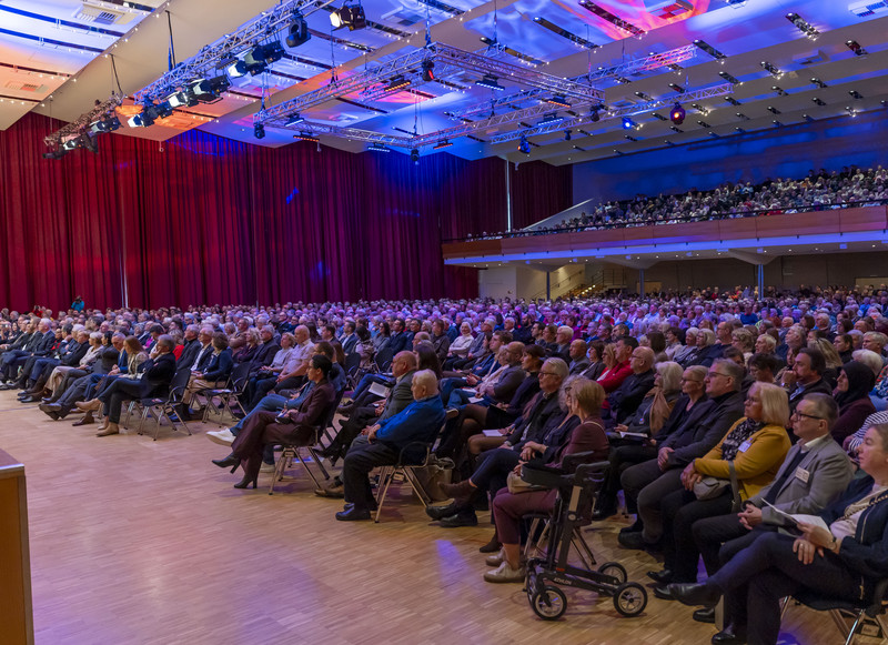 Das Bild zeigt den vollen Harmonie-Saal mit rund 2000 Gästen. Binnen einen Tages waren die kostenlosen Tickets vergriffen.