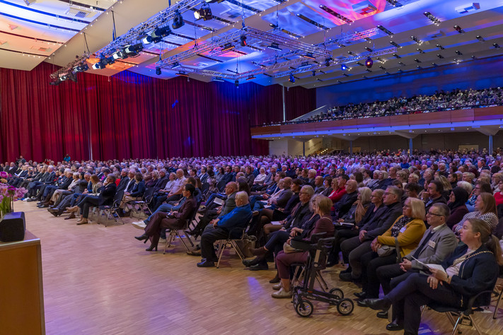 Das Bild zeigt den vollen Harmonie-Saal mit rund 2000 Gästen. Binnen einen Tages waren die kostenlosen Tickets vergriffen. 