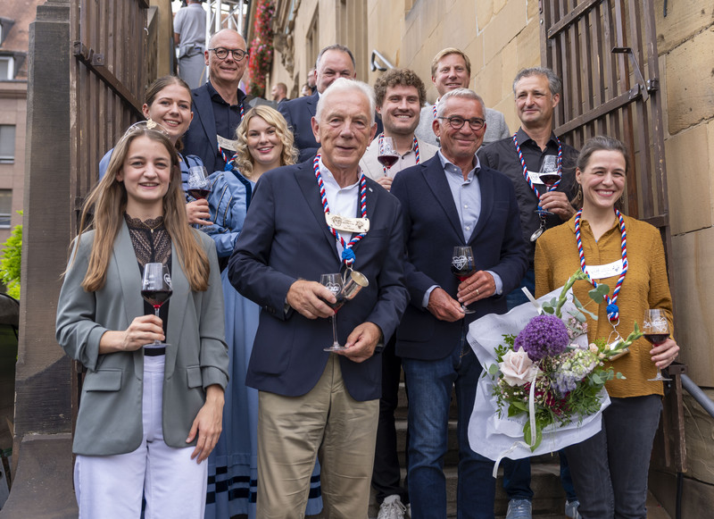 Das Bild zeigt Oberbürgermeister Harry Mergel (vorn, 2. v. li.) Weinkönigin Natalie Schäfter (links), Landtagspräsident Thomas Strobl (rechts), Edelfrau Viola Albrecht und Herbstritter Björn Heinrich (rechts außen).