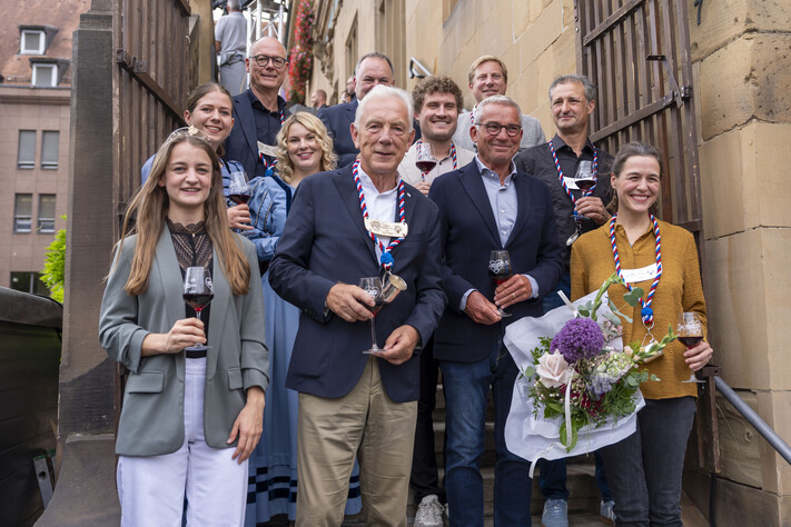 Das Bild zeigt Oberbürgermeister Harry Mergel (vorn, 2. v. li.) Weinkönigin Natalie Schäfter (links), Landtagspräsident Thomas Strobl (rechts), Edelfrau Viola Albrecht und Herbstritter Björn Heinrich (rechts außen).