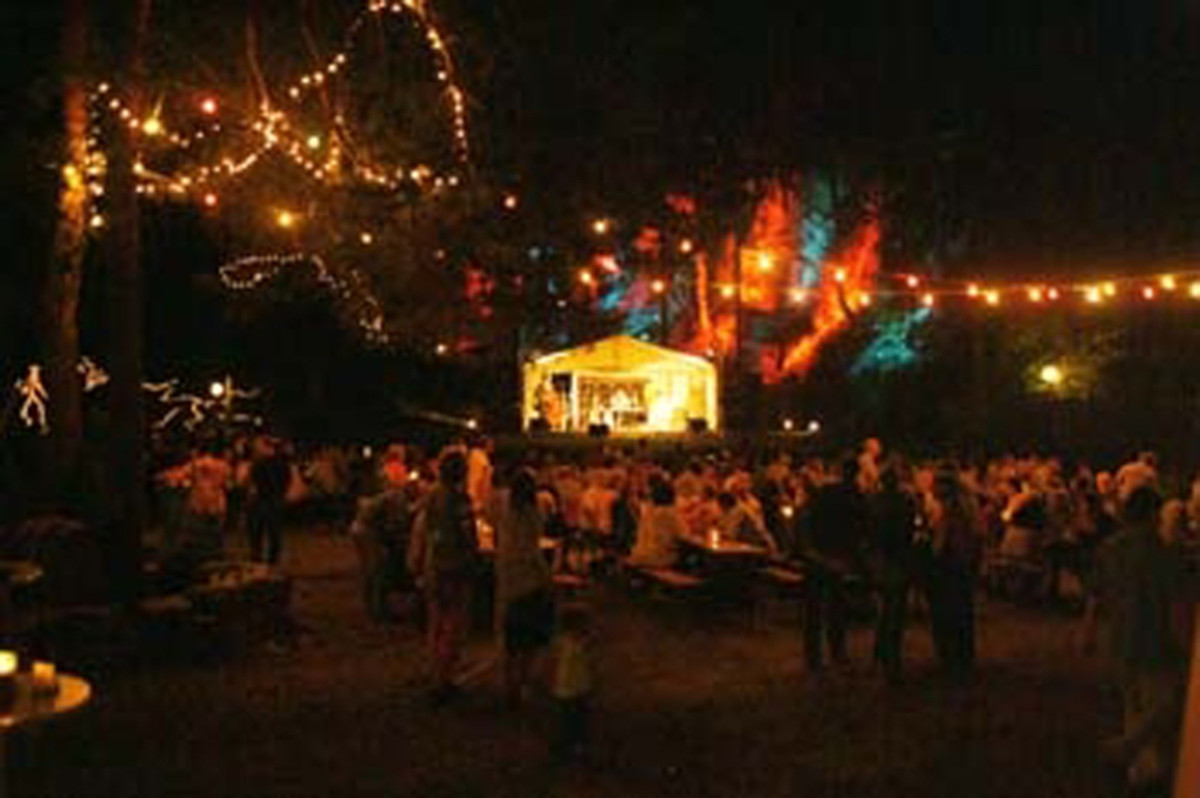 Fest im Innenhof des Waldhauses
