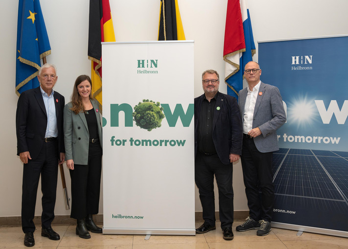 Oberbürgermeister Harry Mergel (links) präsentiert gemeinsam mit der Leiterin des Kommunalen Nachhaltigkeitsbüros, Dr. Julia Hufnagel, Bürgermeister Andreas Ringle sowie dem Geschäftsführer der Heilbronn Marketing GmbH, Steffen Schoch, die neue Umweltmarke heilbronn.now der Stadt Heilbronn. Foto: Stadtarchiv Heilbronn/Simon Wolter