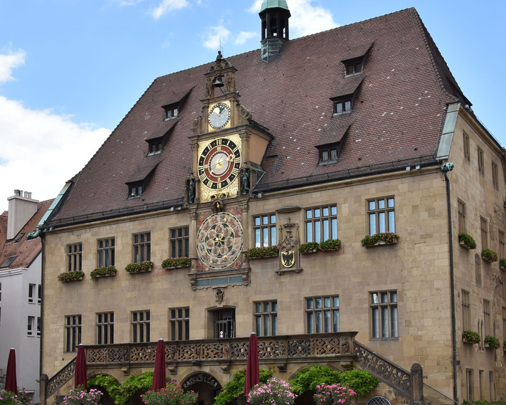 Das Bild zeigt das Alte Rathaus mit der astronomischen Rathausuhr als besondere Attraktion bei Stadtführungen. 