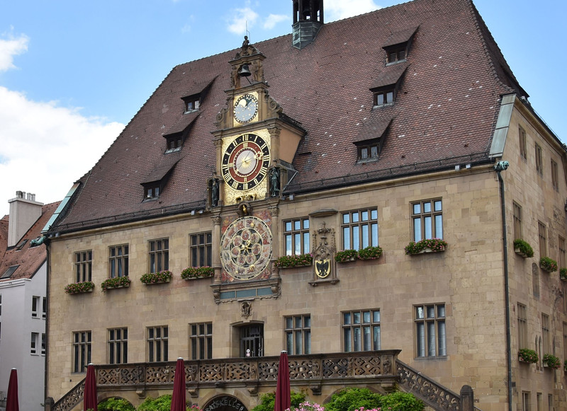 Das Bild zeigt das Alte Rathaus mit der astronomischen Rathausuhr als besondere Attraktion bei Stadtführungen. 