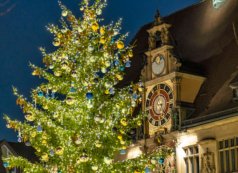 Beleuchteter und geschmückter Weihnachtsbaum auf dem Marktplatz