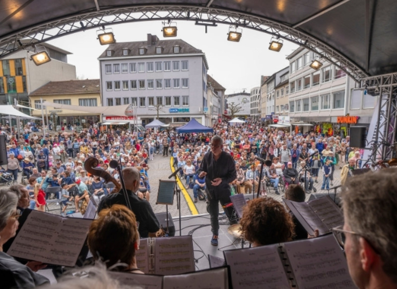 Eine Bühne voller Sänger auf dem Kiliensplatz