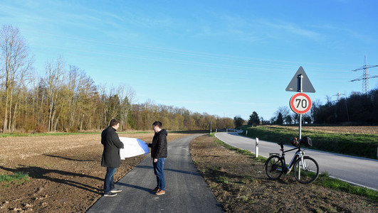 Der neue Radweg entlang der Kreisstraße von Biberach bis bis zur Hundesportanlage Richtung Bonfeld (K 9560) kurz vor der Fertigstellung. 