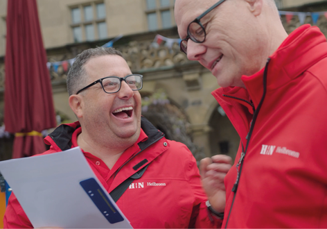 Mitarbeiter der HMG im Gespräch