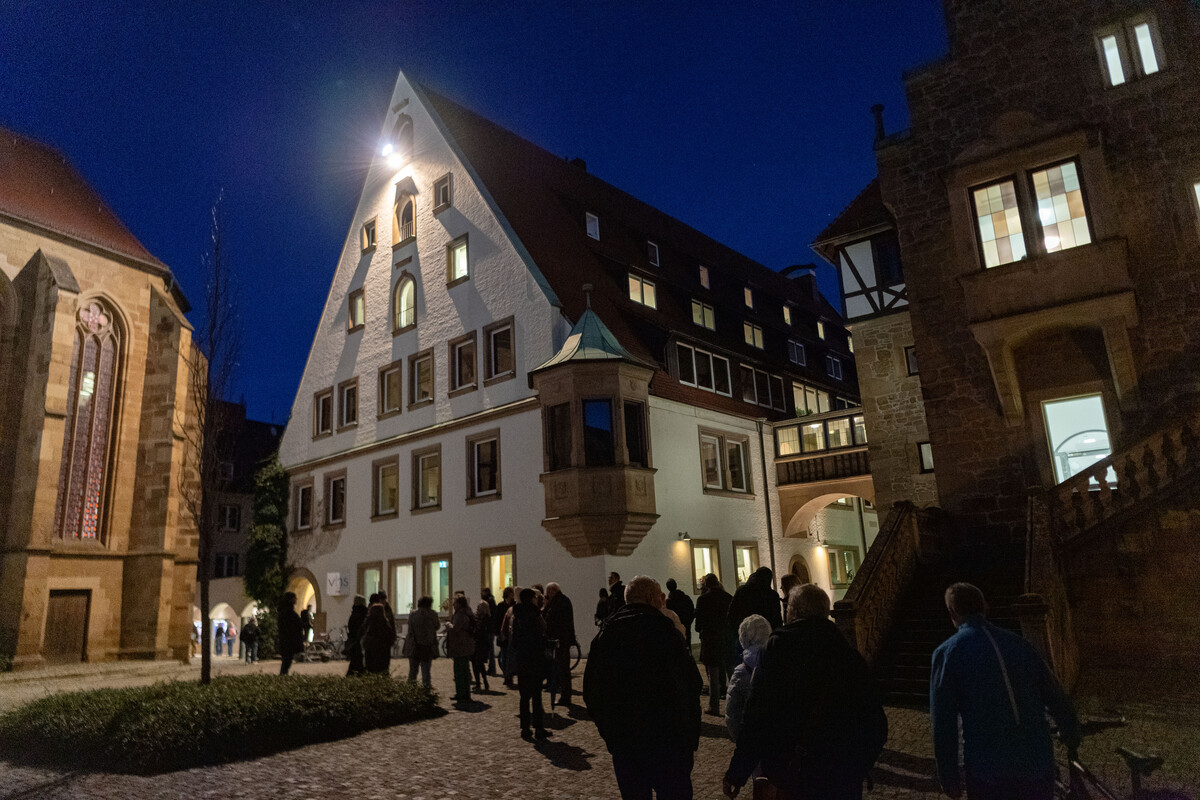 Eine Gruppe Menschen besichtigt Heilbronn im Dunkeln