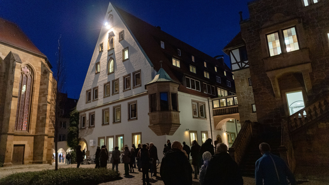 Eine Gruppe Menschen besichtigt Heilbronn im Dunkeln