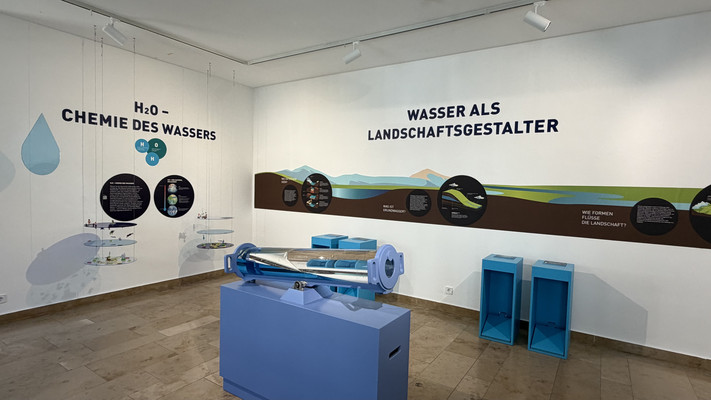 Von der Chemie des H₂O bis zur Entstehung von Landschaften: Die Ausstellung zeigt, welche besonderen Eigenschaften Wasser besitzt und wie es unsere Umwelt formt.