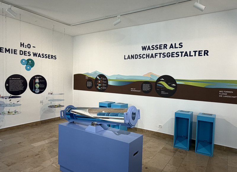 Von der Chemie des H₂O bis zur Entstehung von Landschaften: Die Ausstellung zeigt, welche besonderen Eigenschaften Wasser besitzt und wie es unsere Umwelt formt.