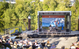 Fährlebühne im Neckar mit "Kultur am Fluss"