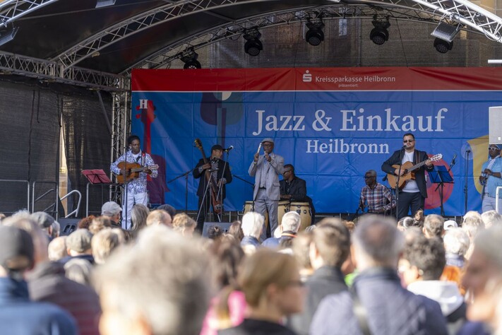 Bühne bei Jazz Veranstaltung mit verkaufsoffenem Sonntag 
