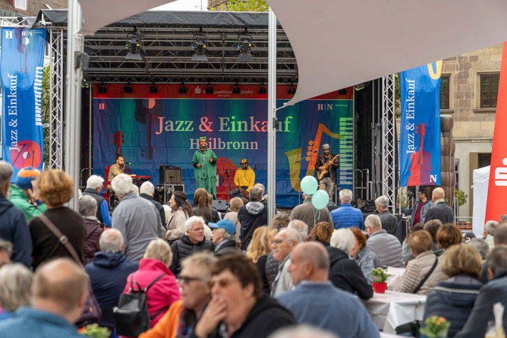 Bühne auf dem Marktplatz bei Jazz & Einkauf