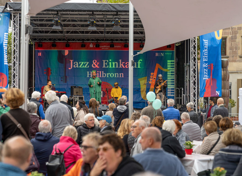 Bühne auf dem Marktplatz bei Jazz & Einkauf