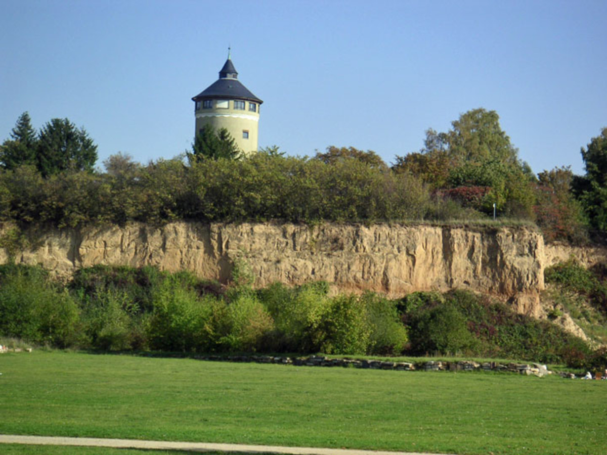 Lösswand mit Wasserturm