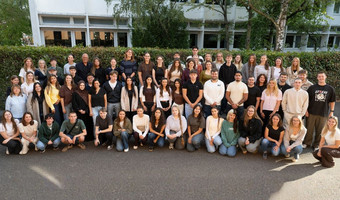Eine große Gruppe neuer Auszubildender und Studierender der Stadt Heilbronn steht gemeinsam im Freien vor einem Gebäude.