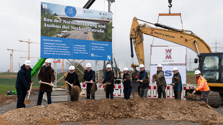 Spatenstich für die Nordumfahrung. Sie ist eines der wichtigsten Infrastrukturprojekte der Stadt Heilbronn, entlastet die Stadtteile Neckargartach und Frankenbach, verbessert die Erreichbarkeit des Industrieparks Böllinger Höfe und stellt die verkehrliche Anbindung des KI-Innovationsparks IPAI sicher. © Stadtarchiv Heilbronn / A. Beilmann